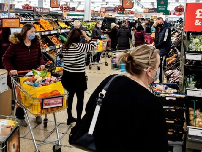 Crowds of people in the supermarket. 